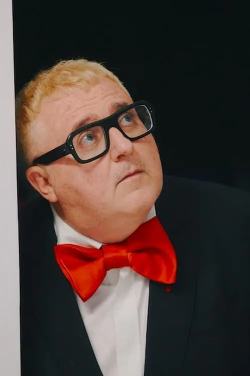 Alber Elbaz interpretando a 