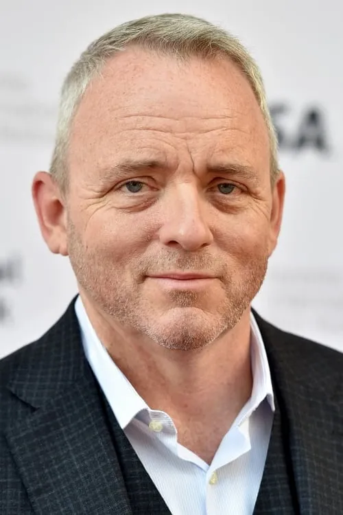 Dennis Lehane interpretando a Self