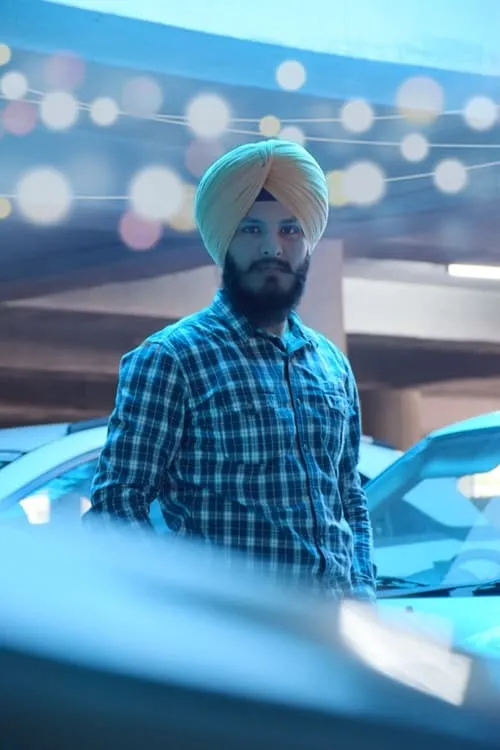 Harshdeep Singh interpretando a Ambulance Driver