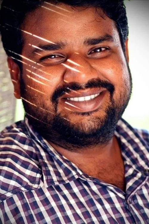 Nalan Kumarasamy interpretando a Doctor Rakesh