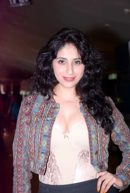 Neha Bhasin interpretando a Dolly saluja