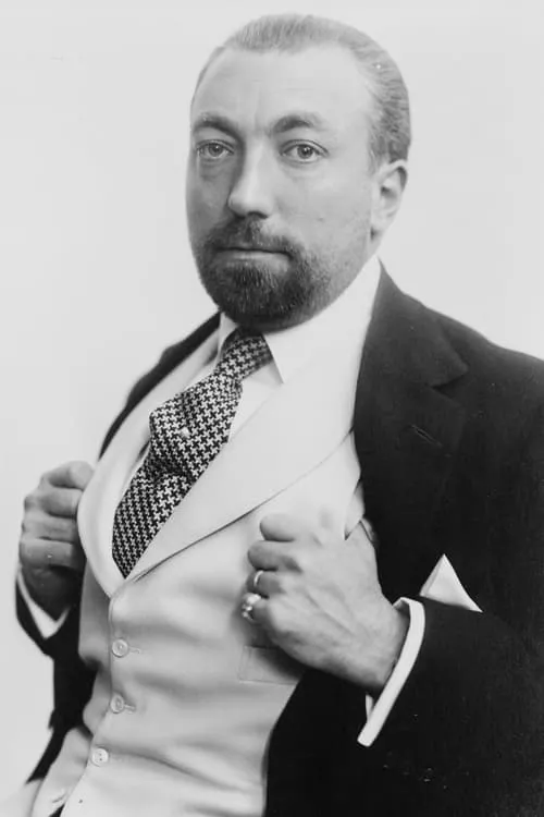 Paul Poiret interpretando a Père Ursule