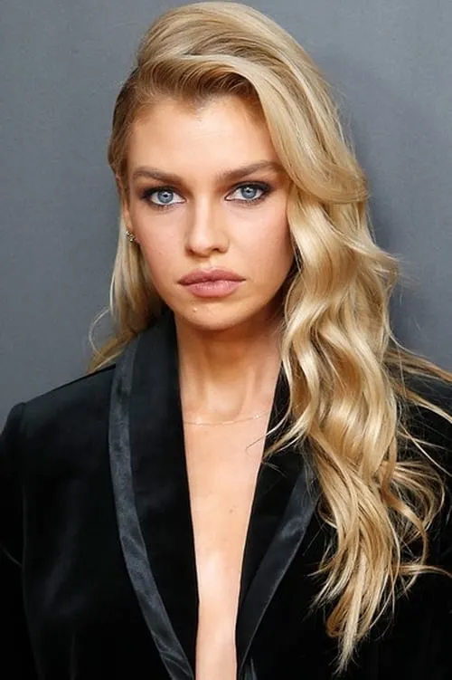 Stella Maxwell interpretando a 