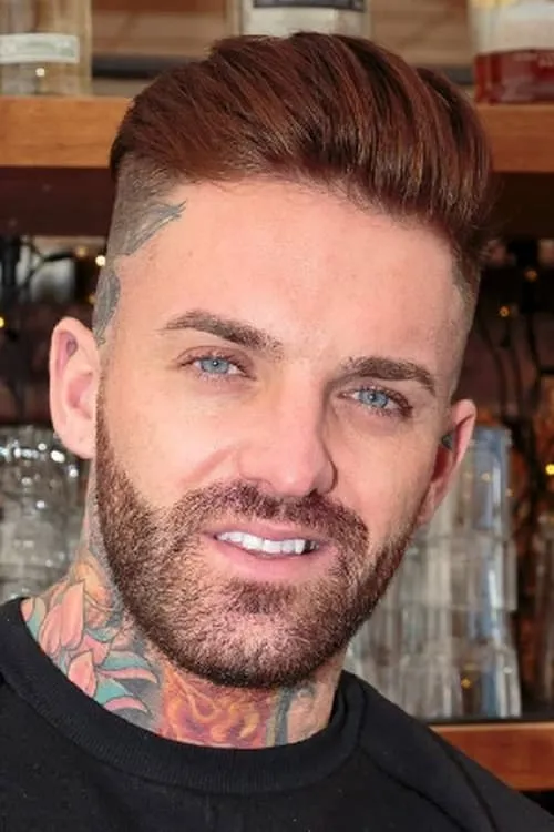 Aaron Chalmers interpretando a Self