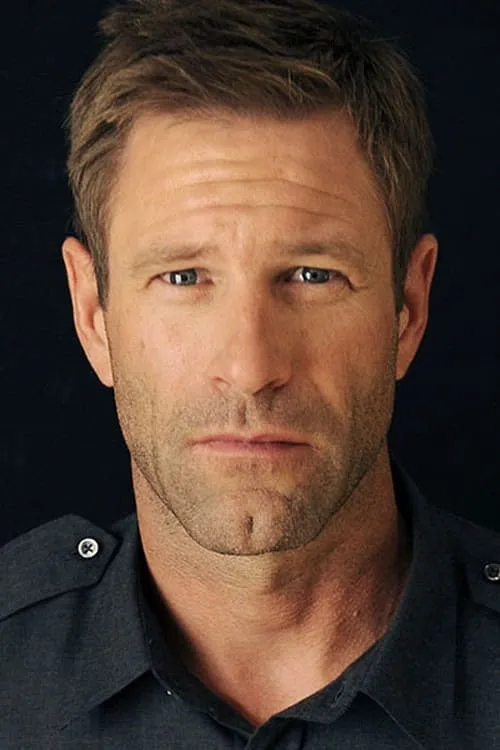 Aaron Eckhart interpretando a Chad