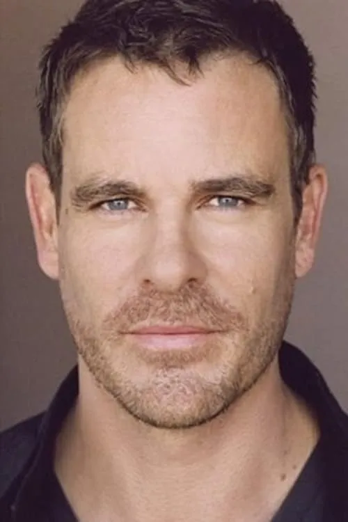 Aaron Jeffery interpretando a Alan