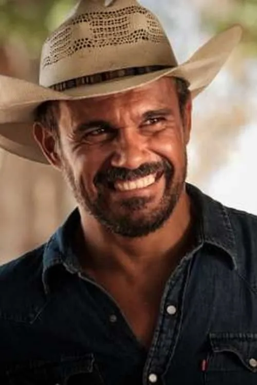 Aaron Pedersen interpretando a Greg