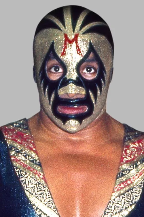 Aarón Rodríguez Arellano interpretando a Mil Mascaras