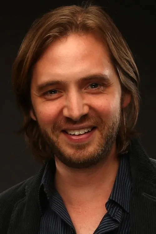 Aaron Stanford interpretando a Andrew Peterson