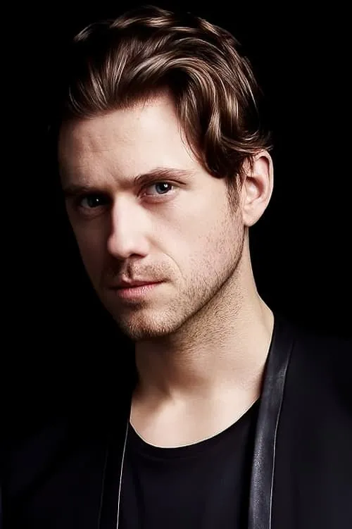 Aaron Tveit interpretando a Danny Zuko