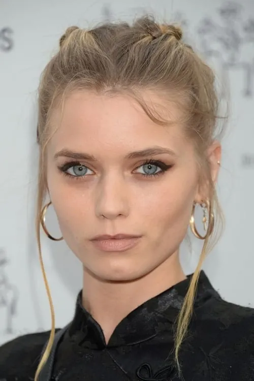 Abbey Lee interpretando a Abbey