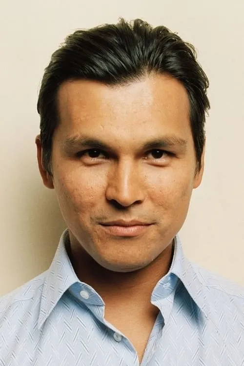 Adam Beach interpretando a John Myron