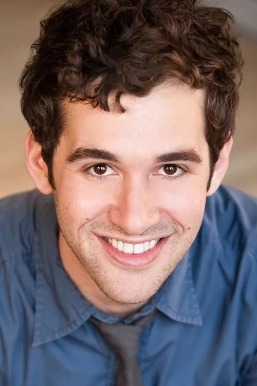 Adam Chanler-Berat interpretando a 