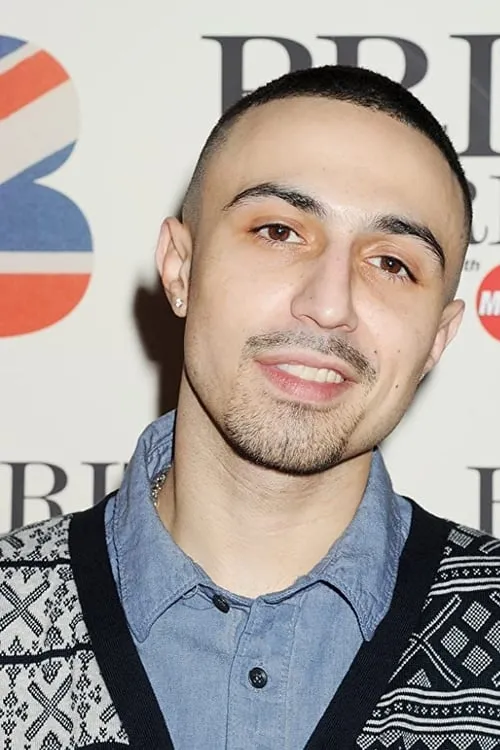 Adam Deacon interpretando a Satan