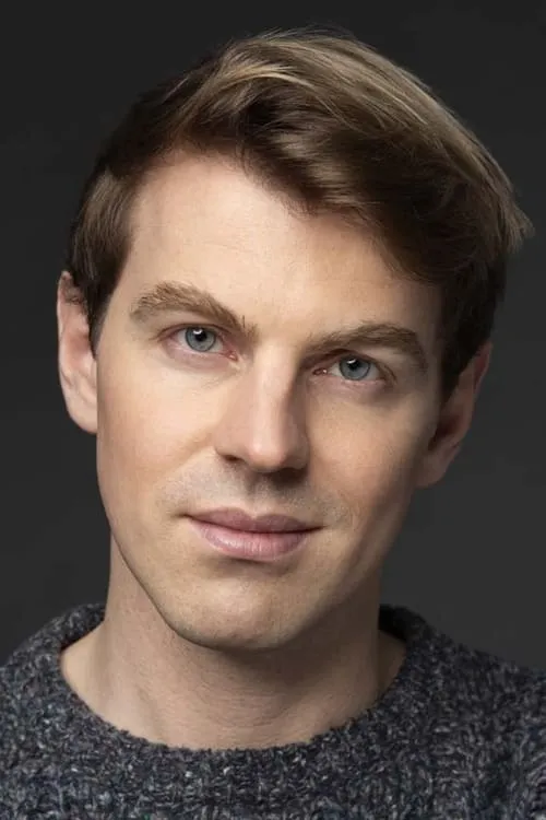 Foto de perfil del actor Adam Drew en el reparto