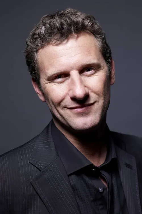 Adam Hills interpretando a Himself