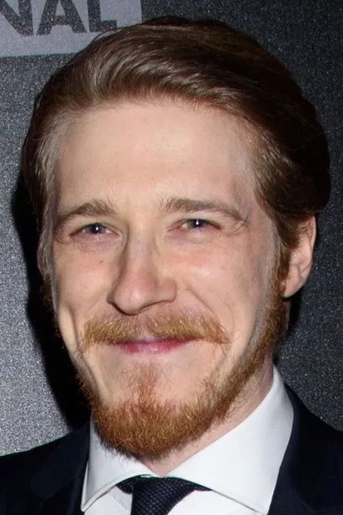 Adam Nagaitis interpretando a Gravesy