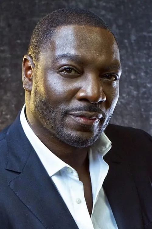 Adewale Akinnuoye-Agbaje interpretando a Hitu