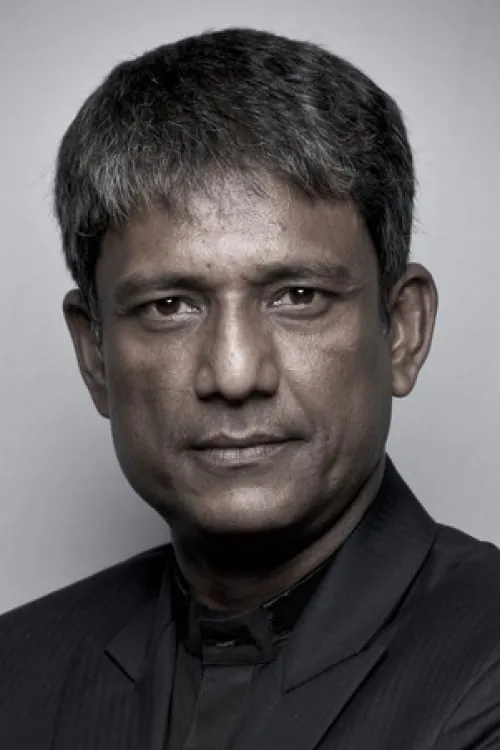 Adil Hussain interpretando a Priyendu Hazarika