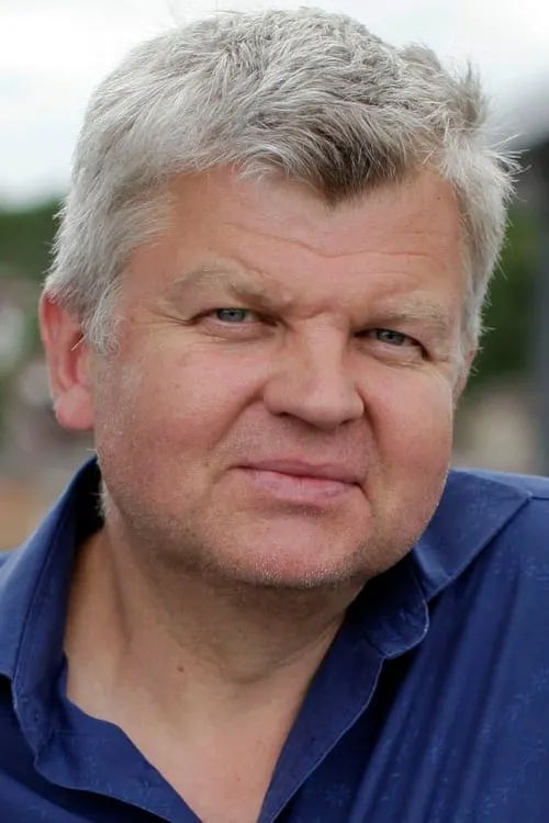 Adrian Chiles interpretando a Himself