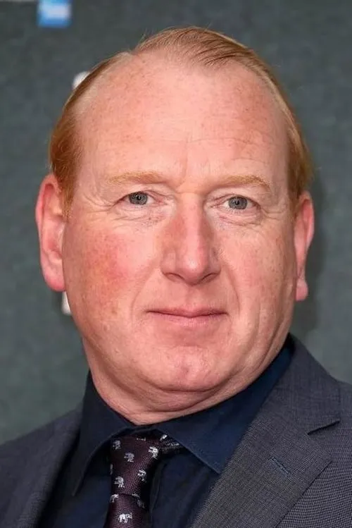 Adrian Scarborough interpretando a Self - Narrator (voice)