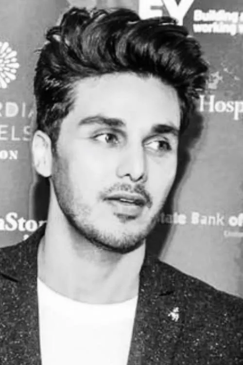 Ahsan Khan interpretando a Babu