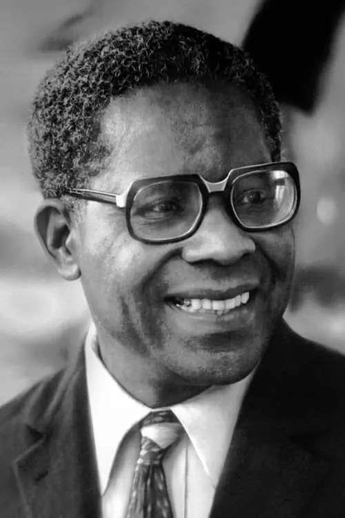 Aimé Césaire interpretando a Self (archive footage)