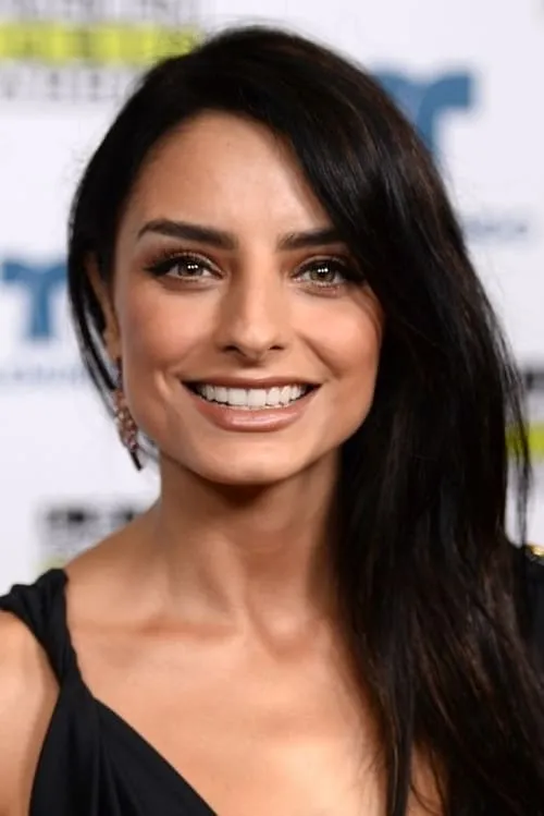 Aislinn Derbez en el reparto