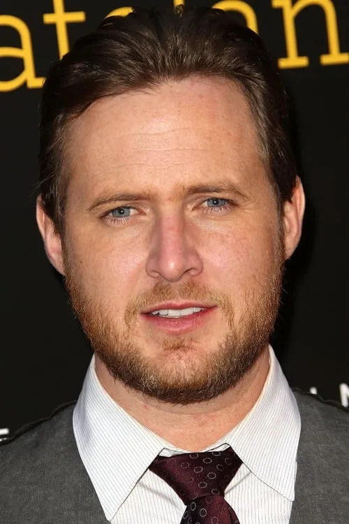 A.J. Buckley interpretando a Harvey Morris