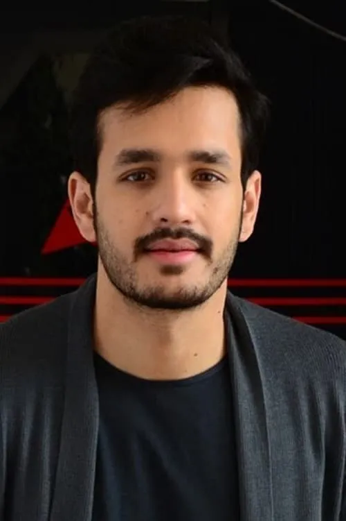 Akhil Akkineni interpretando a Avinash / Seenu