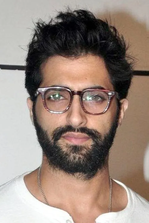 Akshay Oberoi interpretando a Angad