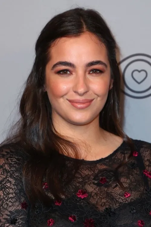 Alanna Masterson interpretando a Dora Bell Hutchinson