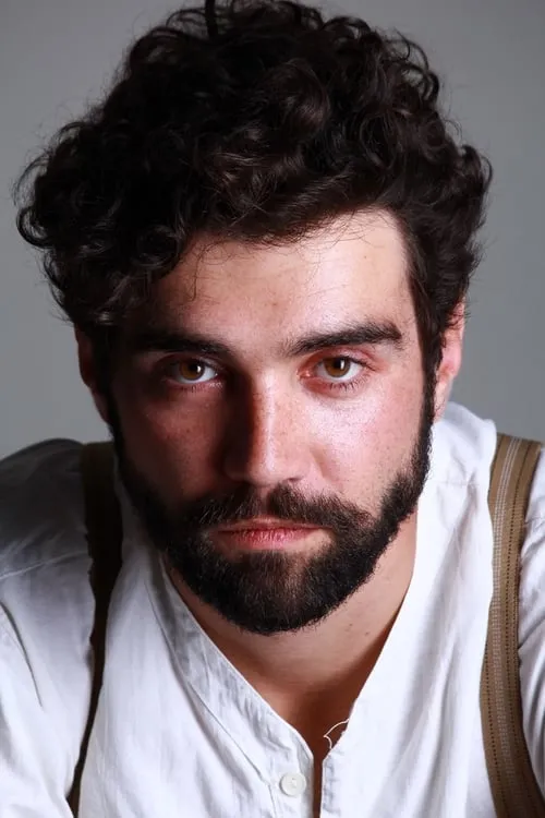 Alec Secareanu interpretando a Tomaz