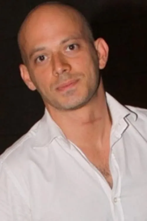 Alejo Ortiz interpretando a Esteban