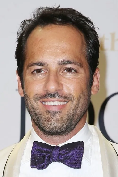 Alex Dimitriades interpretando a Nick Polides