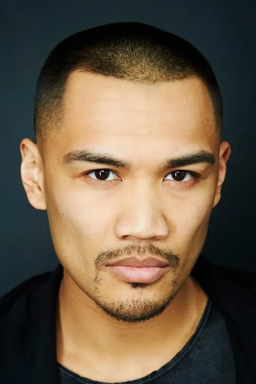 Alex Mallari Jr. interpretando a Sergeant 'King' Kingston