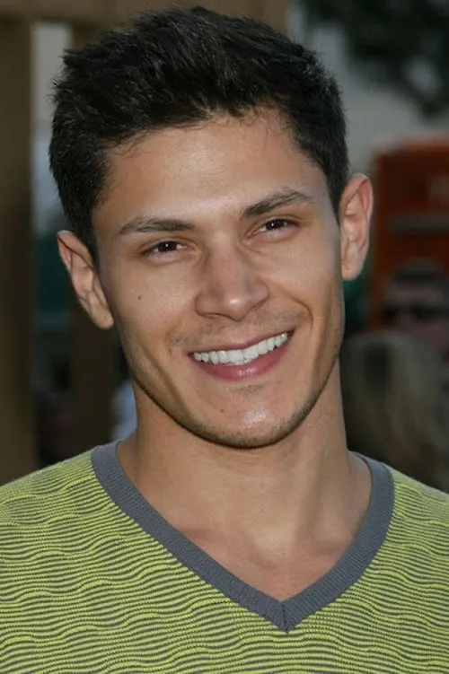 Alex Meraz interpretando a Eric