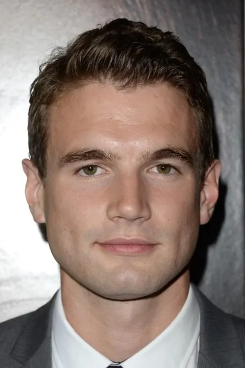 Alex Russell en el reparto