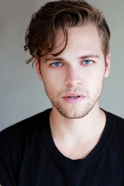 Alexander Calvert interpretando a Tyler Sanderson