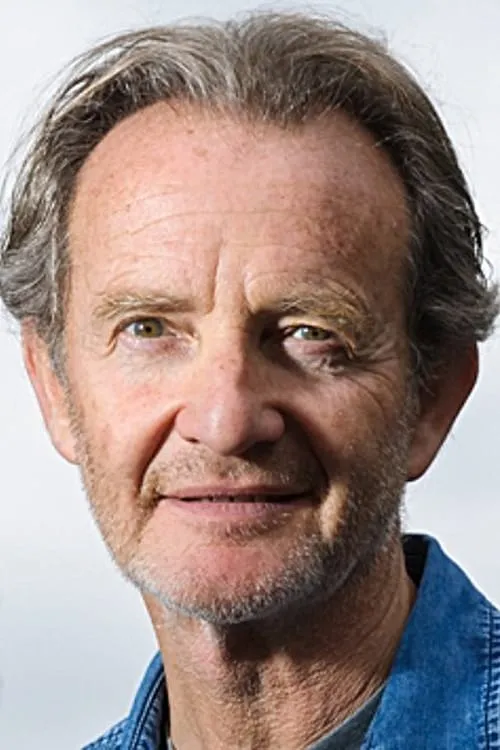 Anton Lesser interpretando a Martin Gibson