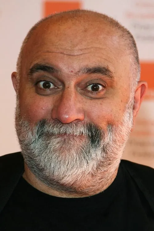 Alexei Sayle interpretando a Algy