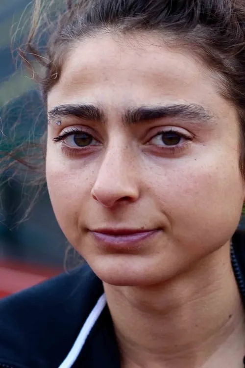 Alexi Pappas interpretando a Reminder Vik