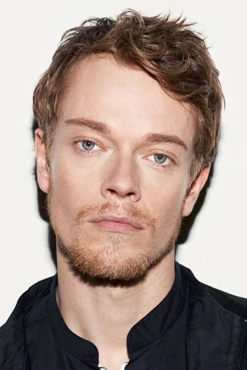 Alfie Allen interpretando a The Man