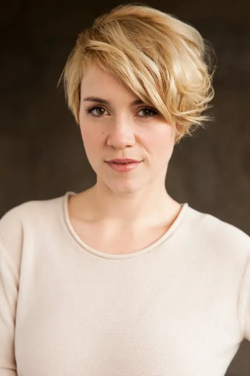 Alice Wetterlund interpretando a Herself