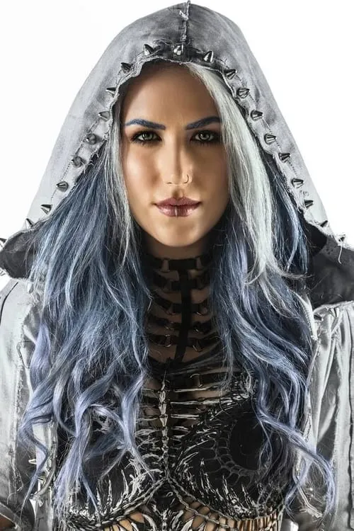 Alissa White-Gluz interpretando a Self