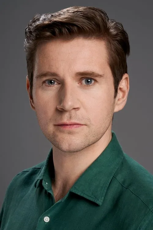 Allen Leech interpretando a Brennan