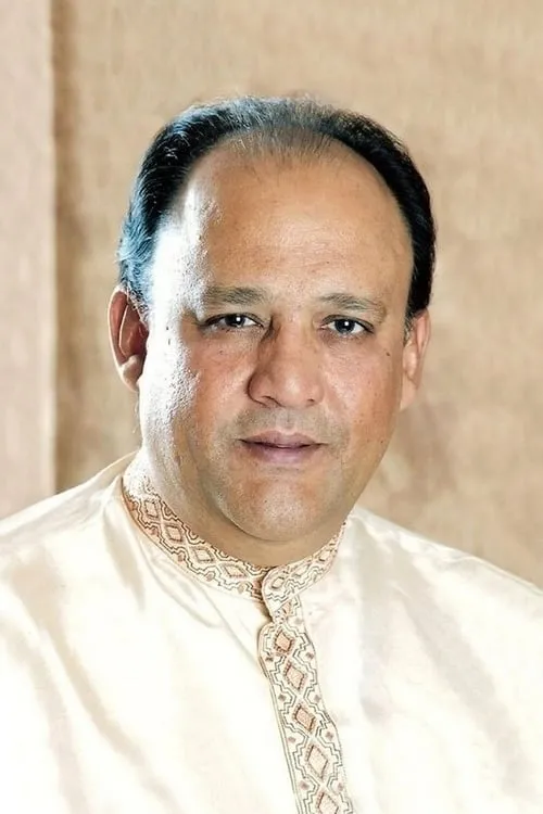 Alok Nath interpretando a Ghasita Ram