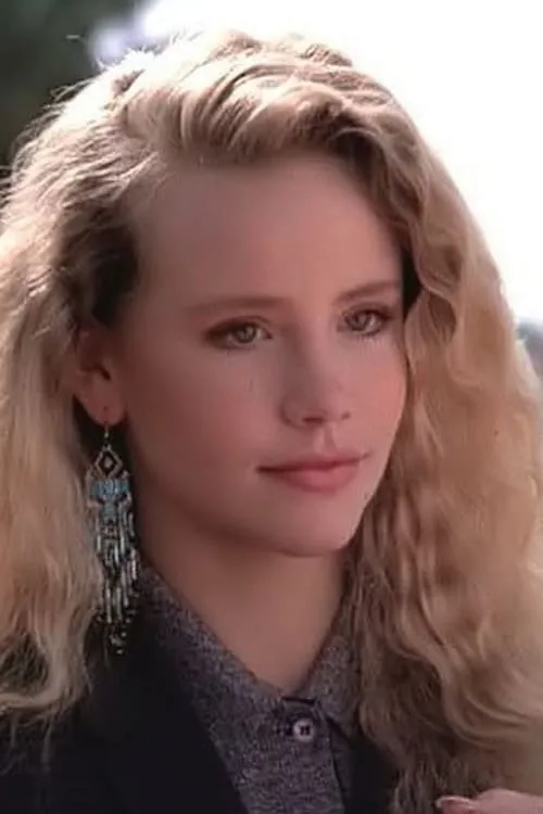 Amanda Peterson interpretando a Julie Moore