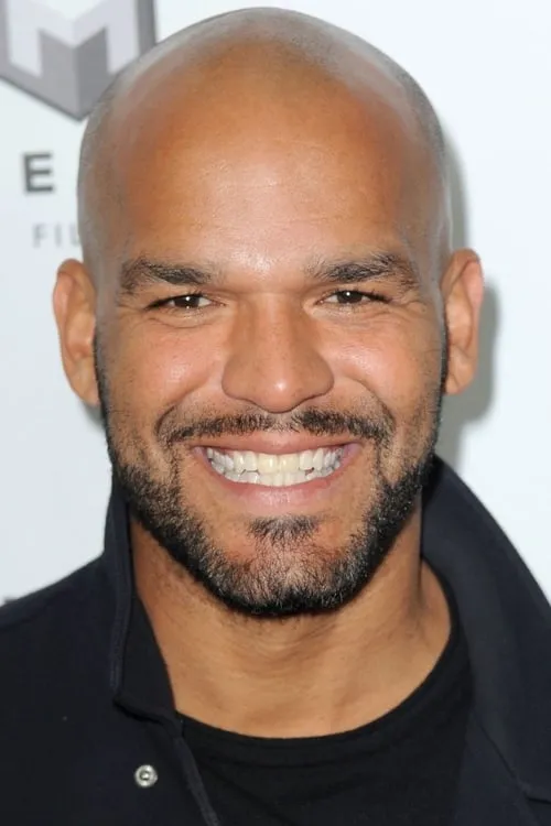 Amaury Nolasco interpretando a Agent Lopez