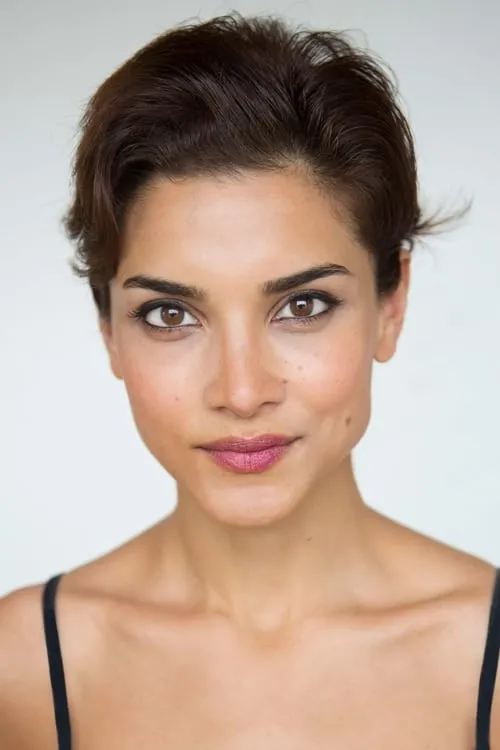 Amber Rose Revah interpretando a Amina